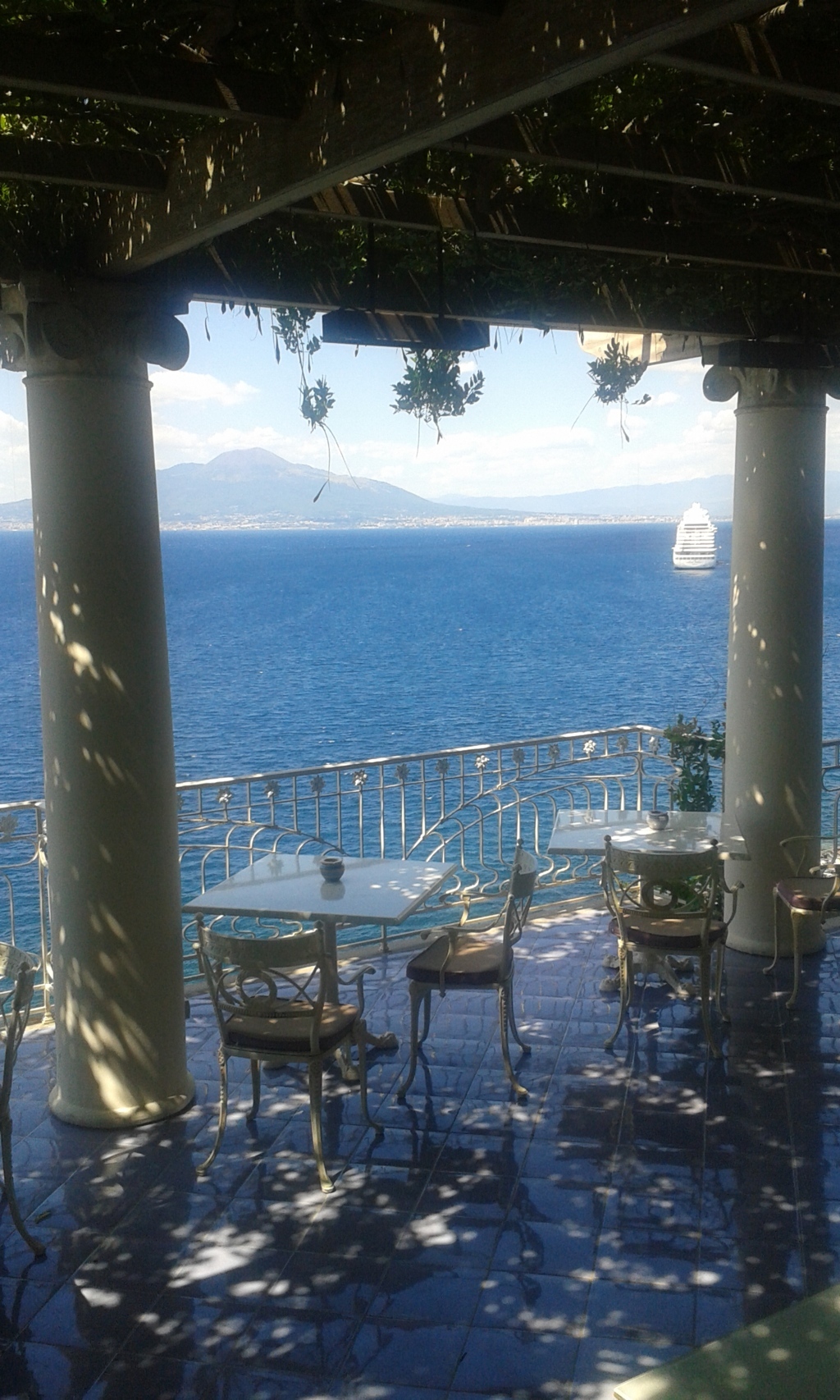 Sorrente - Vue sur le Vésuve depuis hotel Bellevue et Sirene