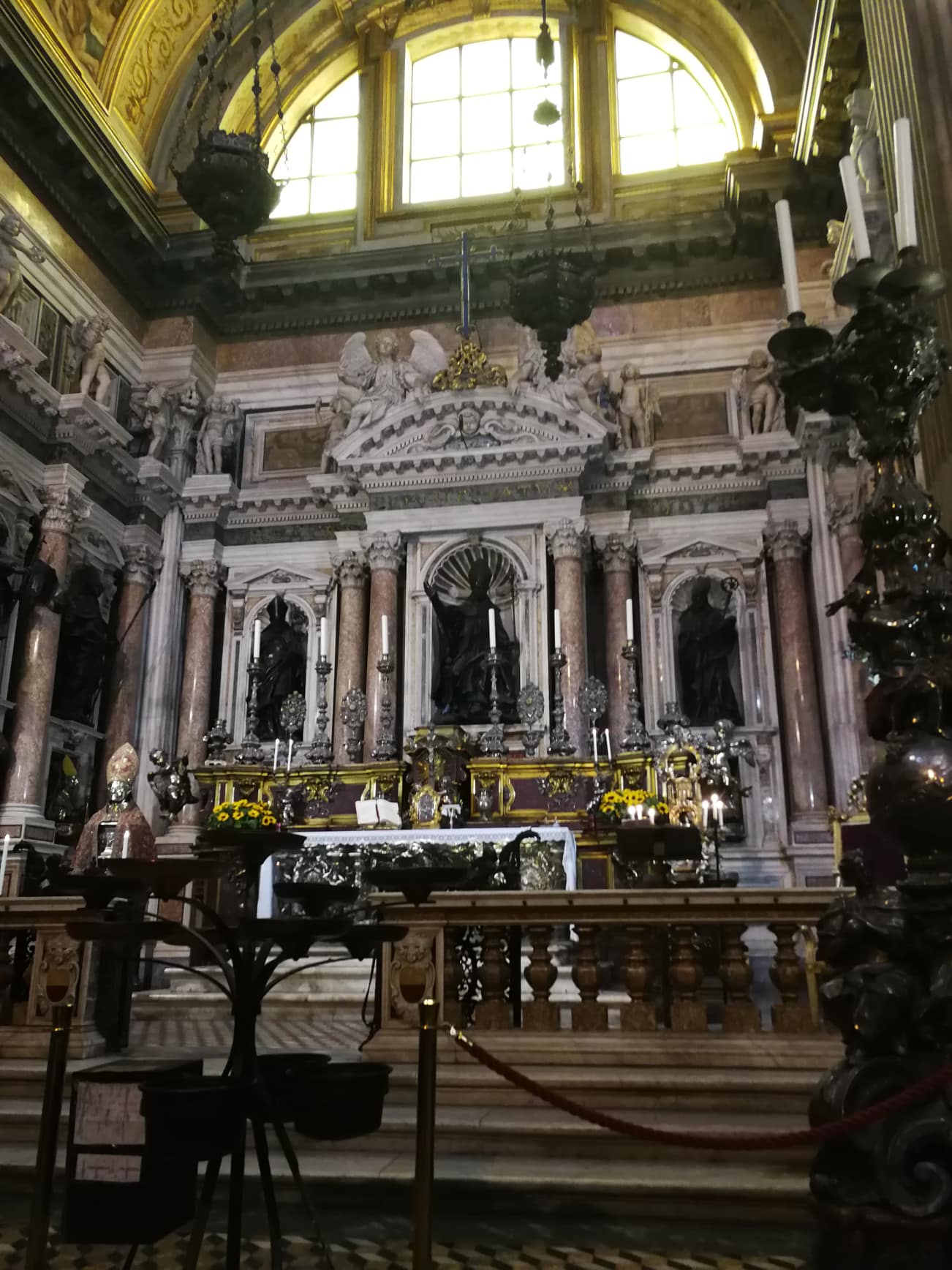 Interno della Cappella di San Gennaro a maggio - Miracolo del sangue di San Gennaro