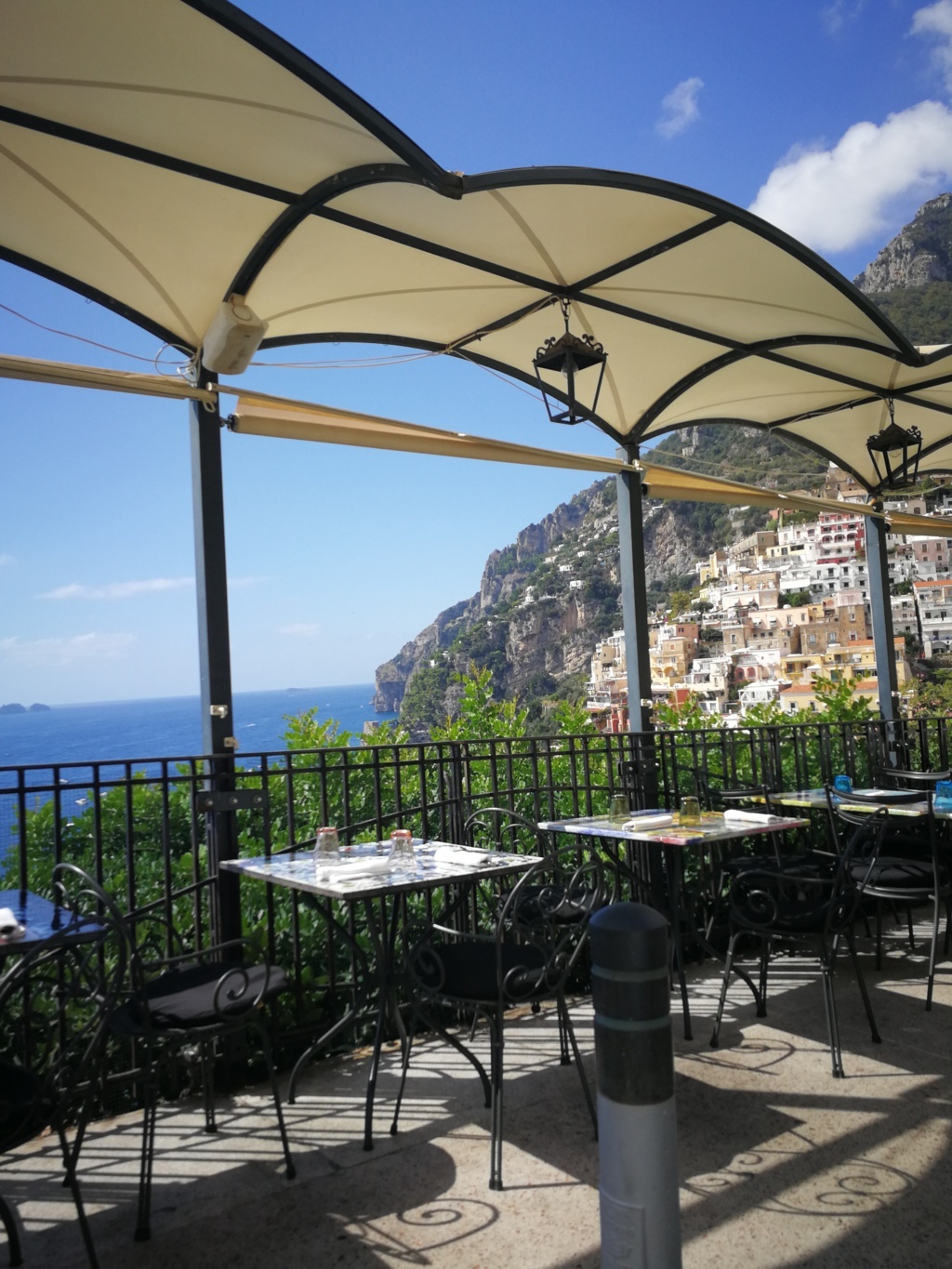 La bellezza di Positano dalla strada principale all'uscita in direzione di Amalfi